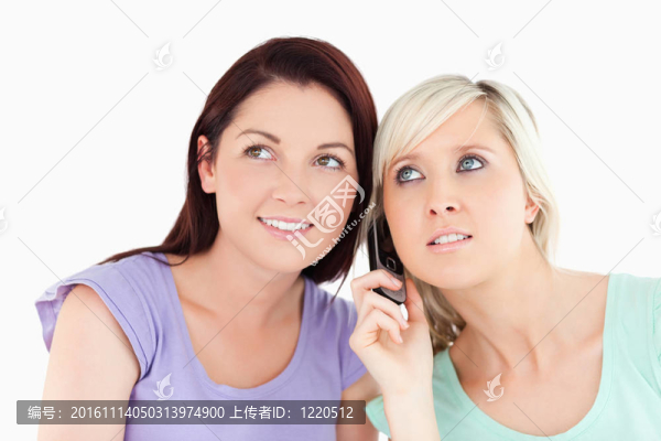 在電話上的迷人女人的肖像