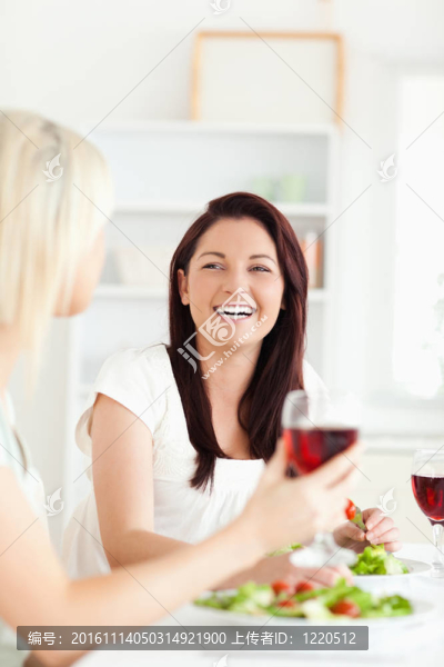笑女人飲酒肖像