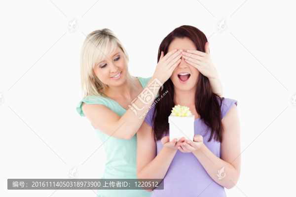 年輕女子送禮物給她的朋友