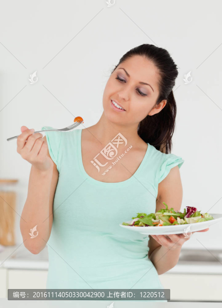 一個有沙拉的年輕女人