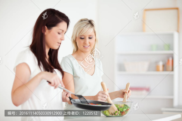 美麗的女人烹飪晚餐