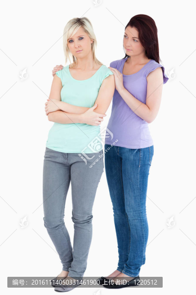 年輕女子安慰傷心的朋友