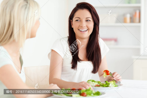 笑婦女吃沙拉的肖像