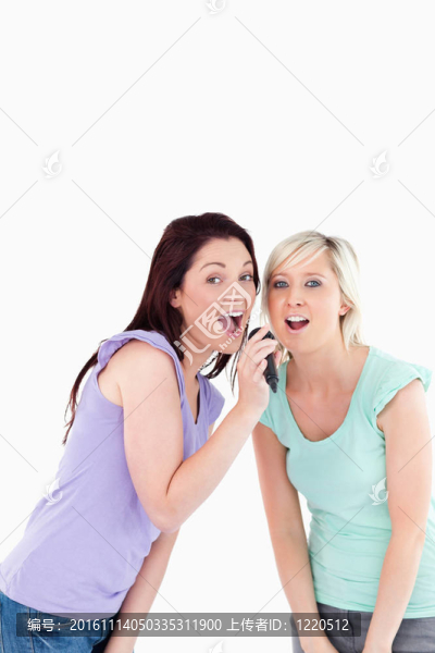 歡呼的女人唱卡拉