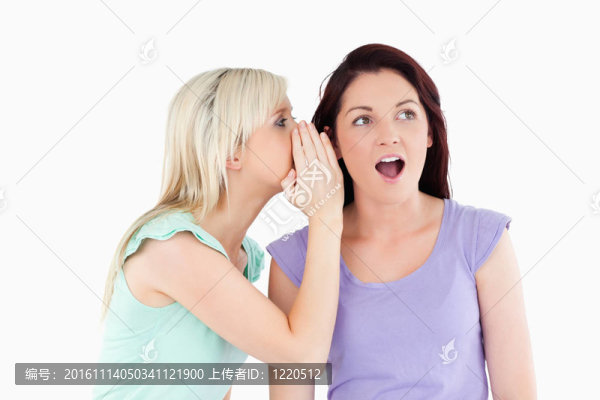 一個容光煥發(fā)的女人的肖像告訴她的朋友一個秘密