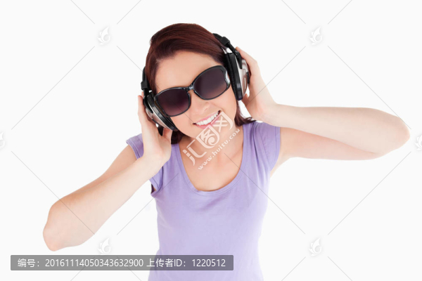 帶耳機(jī)和太陽鏡的紅發(fā)女人
