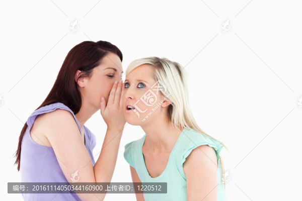 一個(gè)可愛(ài)的女人告訴她朋友的秘密