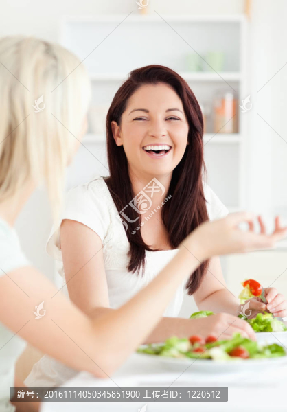 快樂女性吃沙拉的肖像