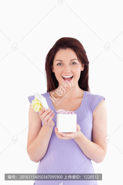 歡呼的女人打開一個盒子