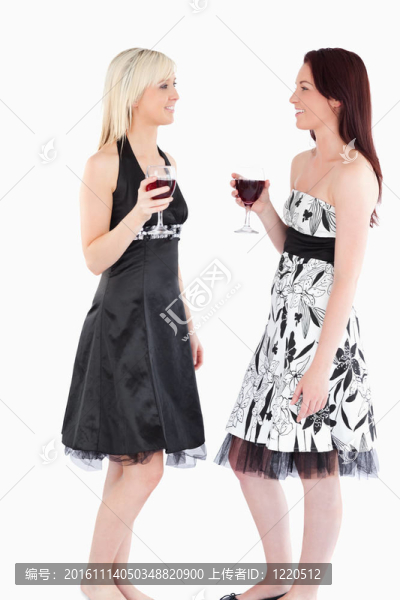 可愛(ài)的穿著考究的女性飲用紅葡萄酒