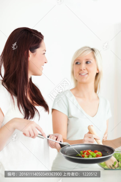 可愛的女人烹飪晚餐