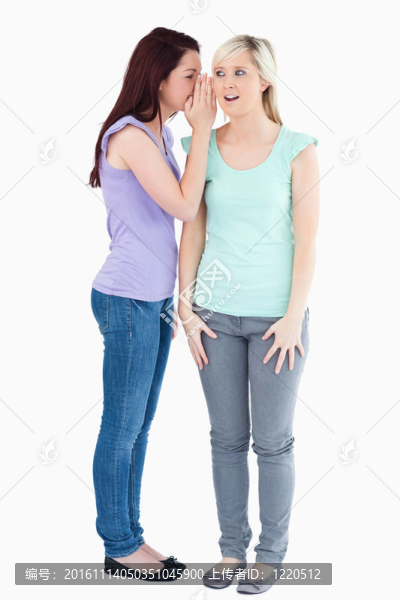 迷人的女人告訴朋友一個秘密