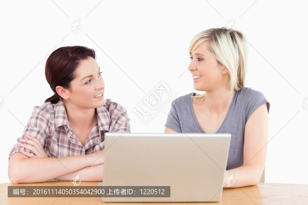 漂亮的女人學(xué)習(xí)筆記本