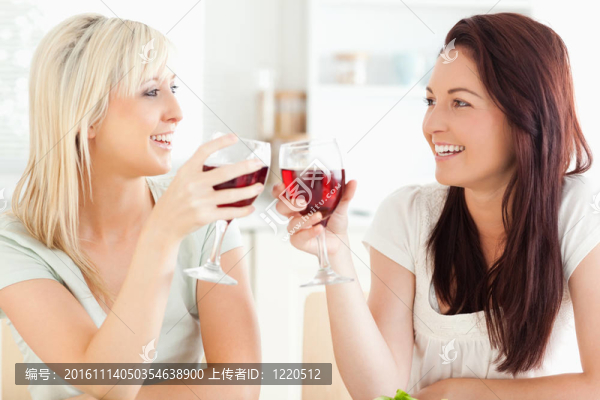 快樂的女人喝葡萄酒