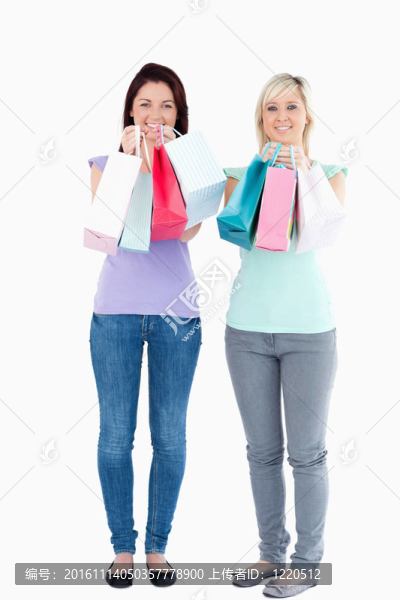 迷人的婦女與購物袋