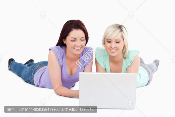可愛的婦女與筆記本電腦