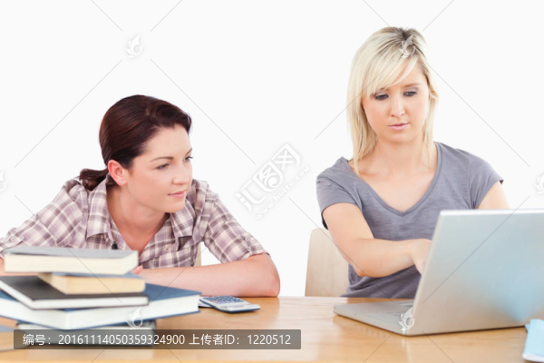 華麗的女性在餐桌上學(xué)習(xí)