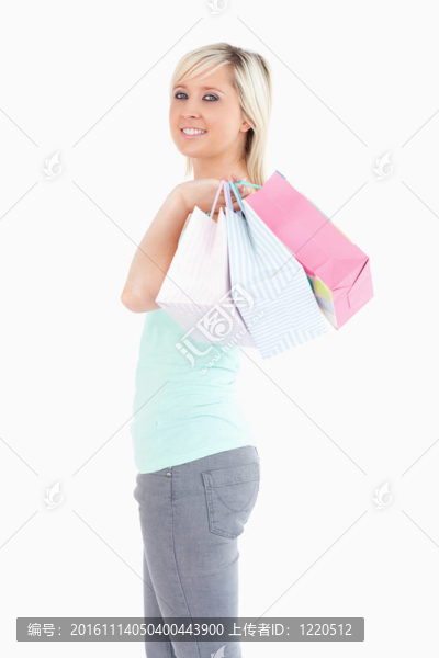 帶購物袋的年輕女人