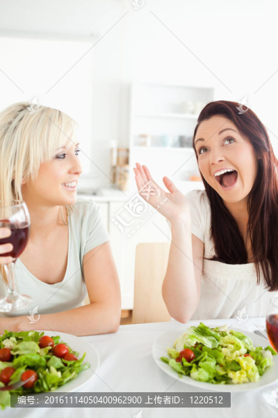 女歡飲葡萄酒