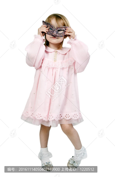 在工作室的小女孩在一個花哨的面具