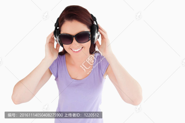 美麗的女人與耳機和太陽鏡