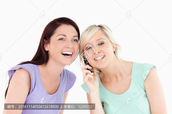在電話里笑的女人
