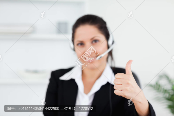 漂亮的女商人用大拇指