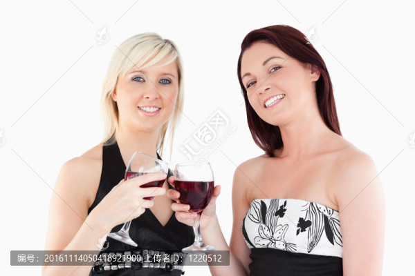 快樂的女性穿著烤紅葡萄酒