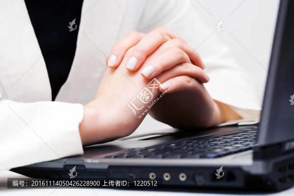 女性在筆記本電腦上工作