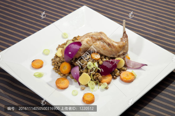 烤兔腿和小扁豆和蔬菜配菜