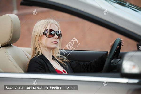 駕駛敞篷車的年輕女子