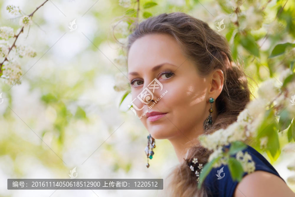 美麗的女人在開花的樹