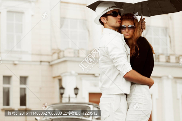 帶傘的年輕夫婦
