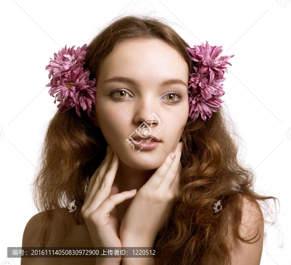 美麗的女人臉上的花在白色的頭發(fā)孤立