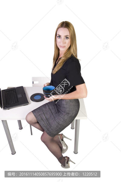 性感的女人坐在桌上