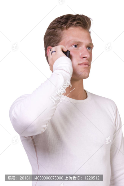 一個(gè)在手機(jī)上說話的偶然的男人