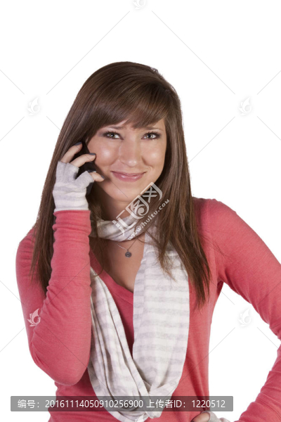 美麗的女人在她的電話