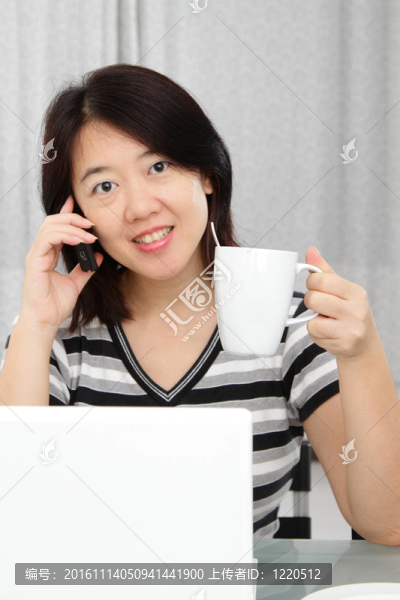 女人與咖啡