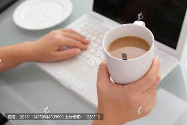 咖啡和筆記本電腦