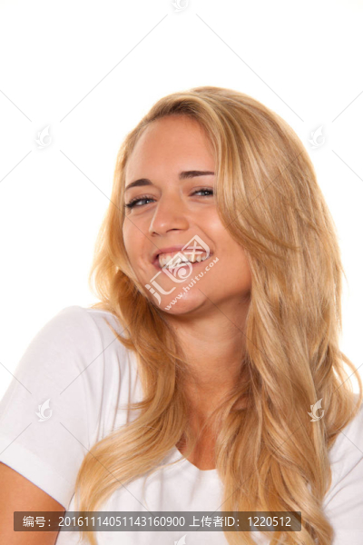 年輕漂亮的女人。愉快的笑容。肖像