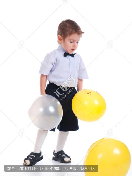 帶彩色氣球的小男孩。