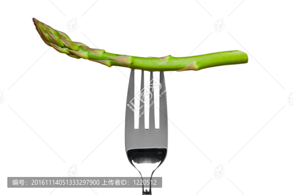 蘆筍在白色的叉子上