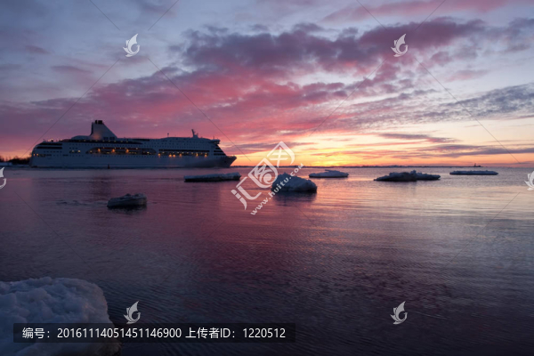 渡輪在海上