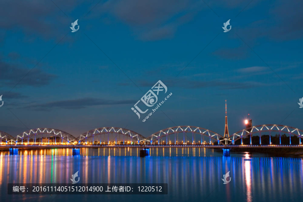 與城市河流和天空的夜景