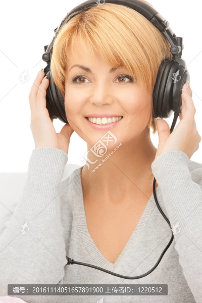 戴耳機的快樂女人