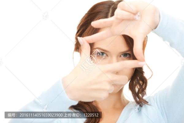 可愛(ài)的女人用手指創(chuàng)造一個(gè)框架