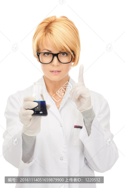 實(shí)驗(yàn)室工人高舉試管