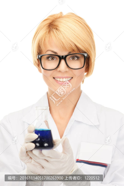 實(shí)驗(yàn)室工人高舉試管
