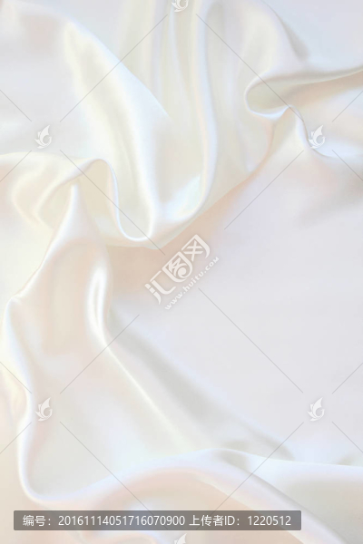 以流暢的優(yōu)雅的白色絲綢為背景