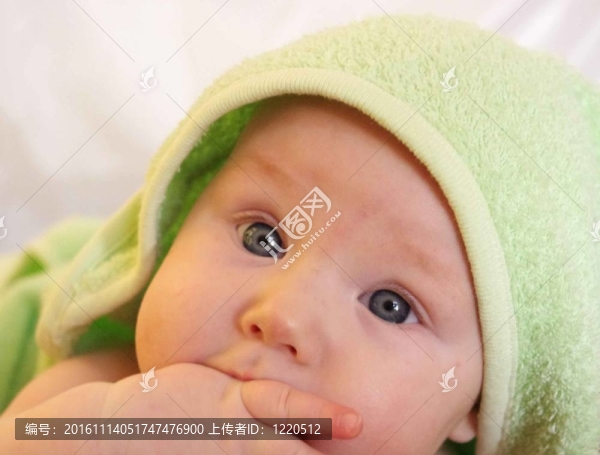 漂亮的小女孩用毛巾